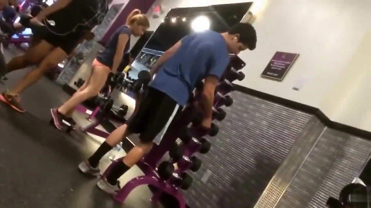 Gym babe with an ass worth ogling