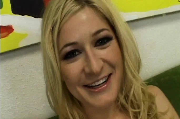 Heather Gables drops to her knees and gives a special blowjob in POV