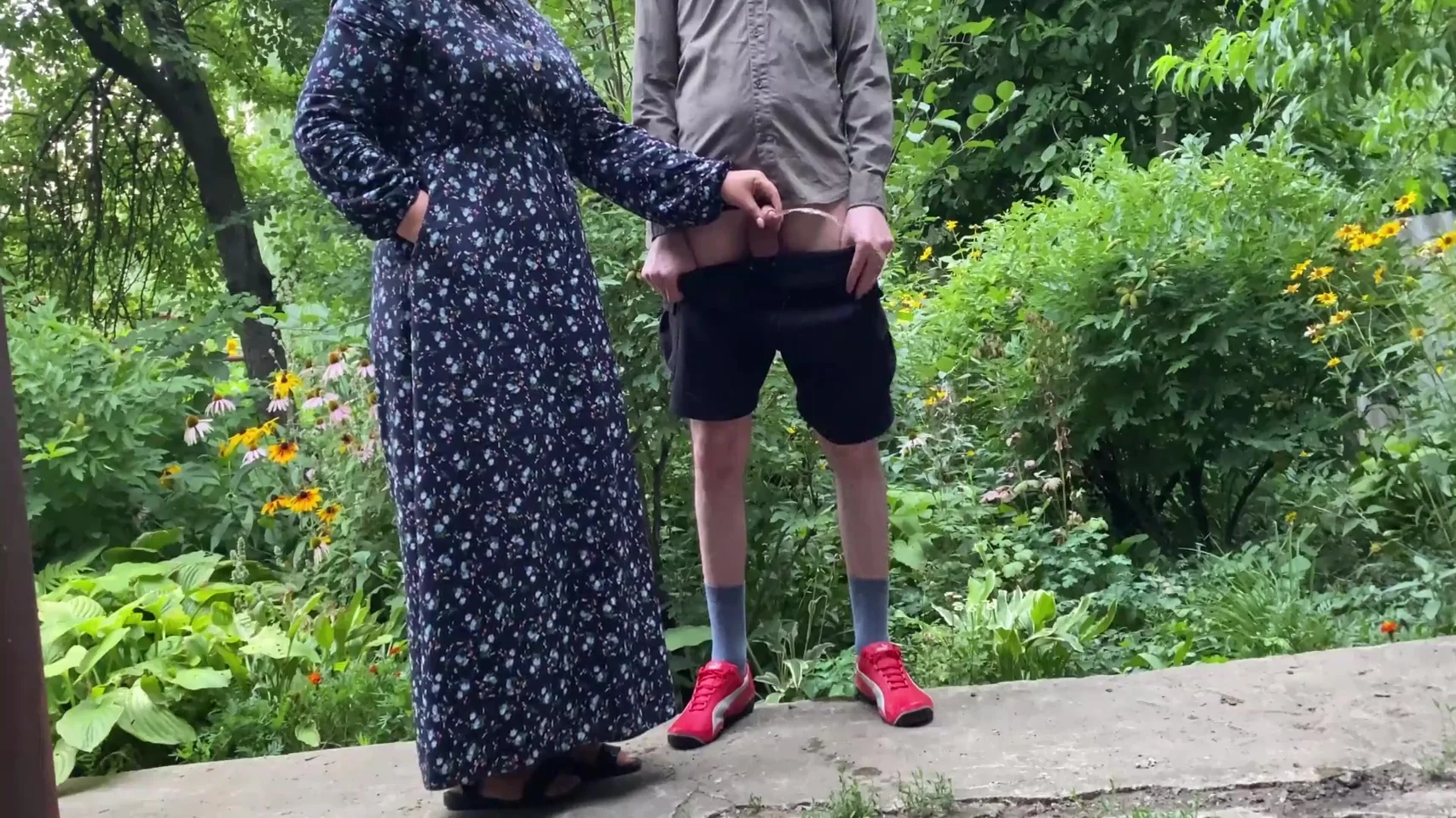Gorgeous Milf Helped A Stranger Pee Outside And Pee Herself 5 Min