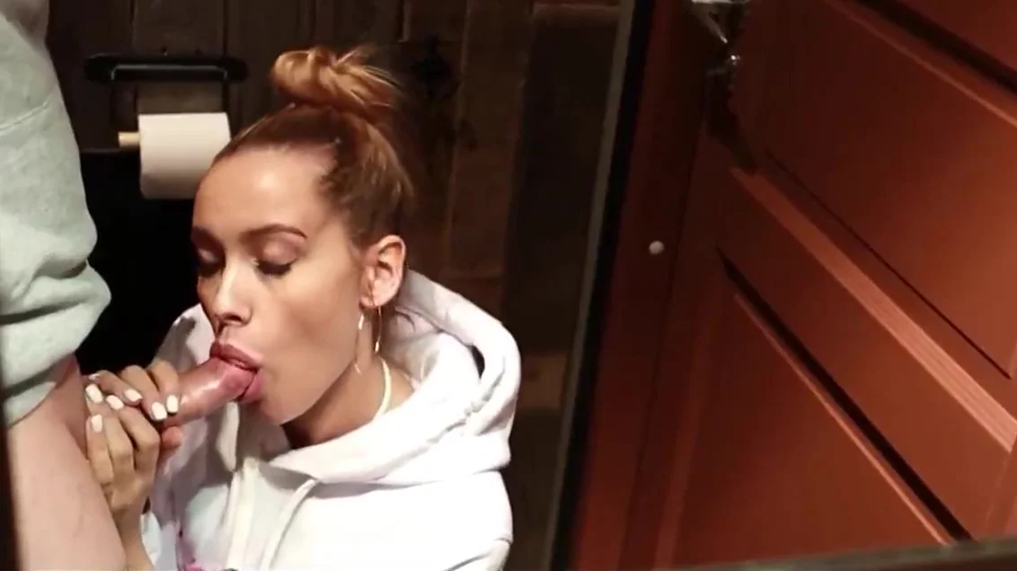 Oral and cock in a pizzeria toilet from a persistent girlfriend