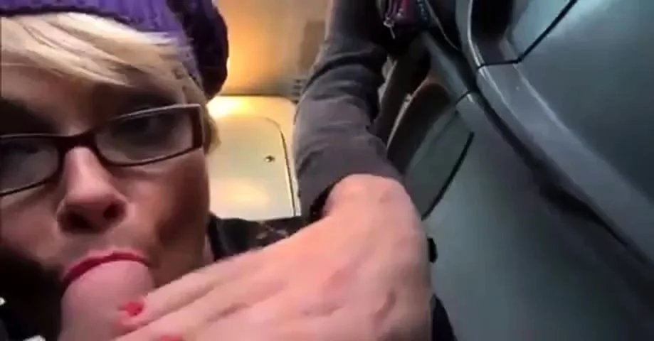 Deutsche Amateure geben Gruppen-Blowjob im Bus