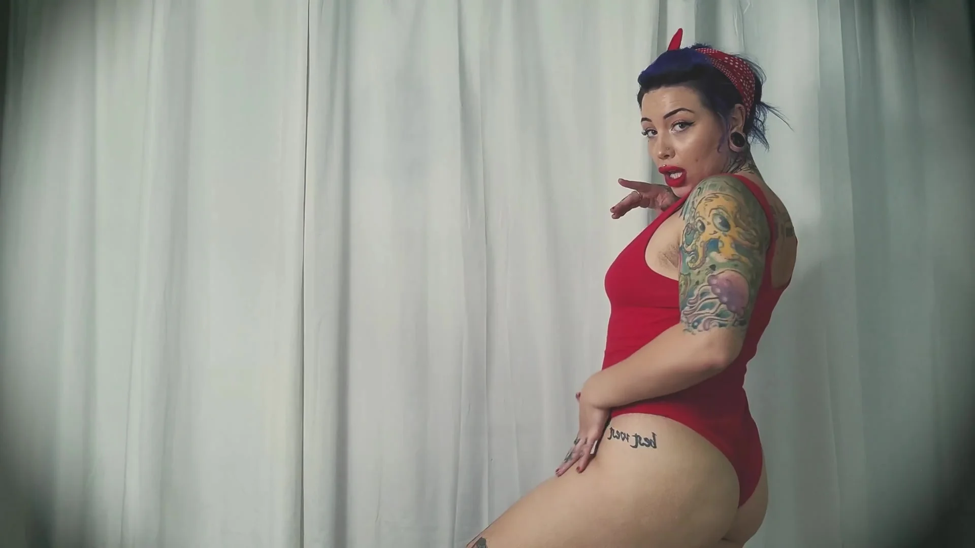 Presents Striptease Sunday - All About That Bass With Dahlia Dee