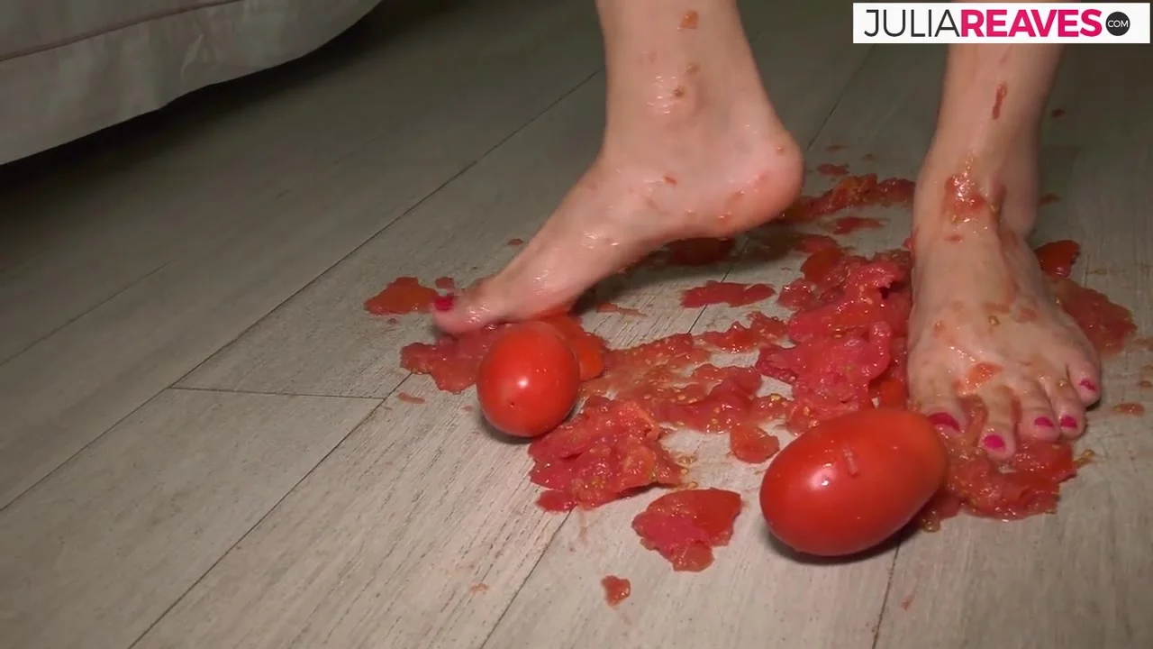 She Makes Tomato Juice Naked And Gets Horny While Doing It - KinkyBitches